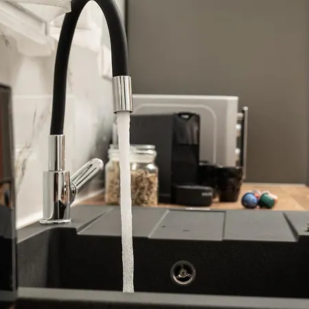 Michalis Nchouse 33 Nyaraló