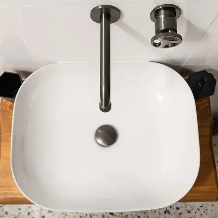 Michalis Nchouse 33 *