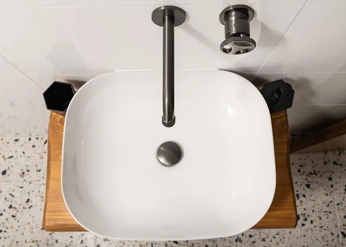 Michalis Nchouse 33 *